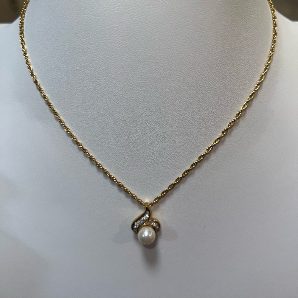 Nina Ricci Gold Necklace with Pearl Pendant